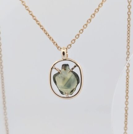 Turtle-shaped sapphire K028